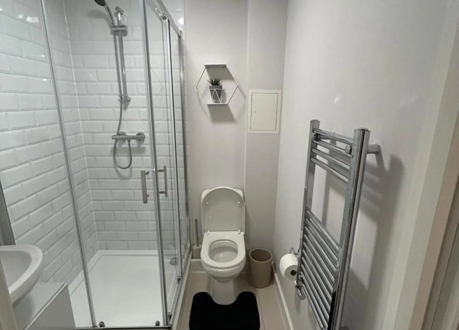 Stylish Meets Luxury! 2 Bed 2 Bath Family Home Dagenham Apartment