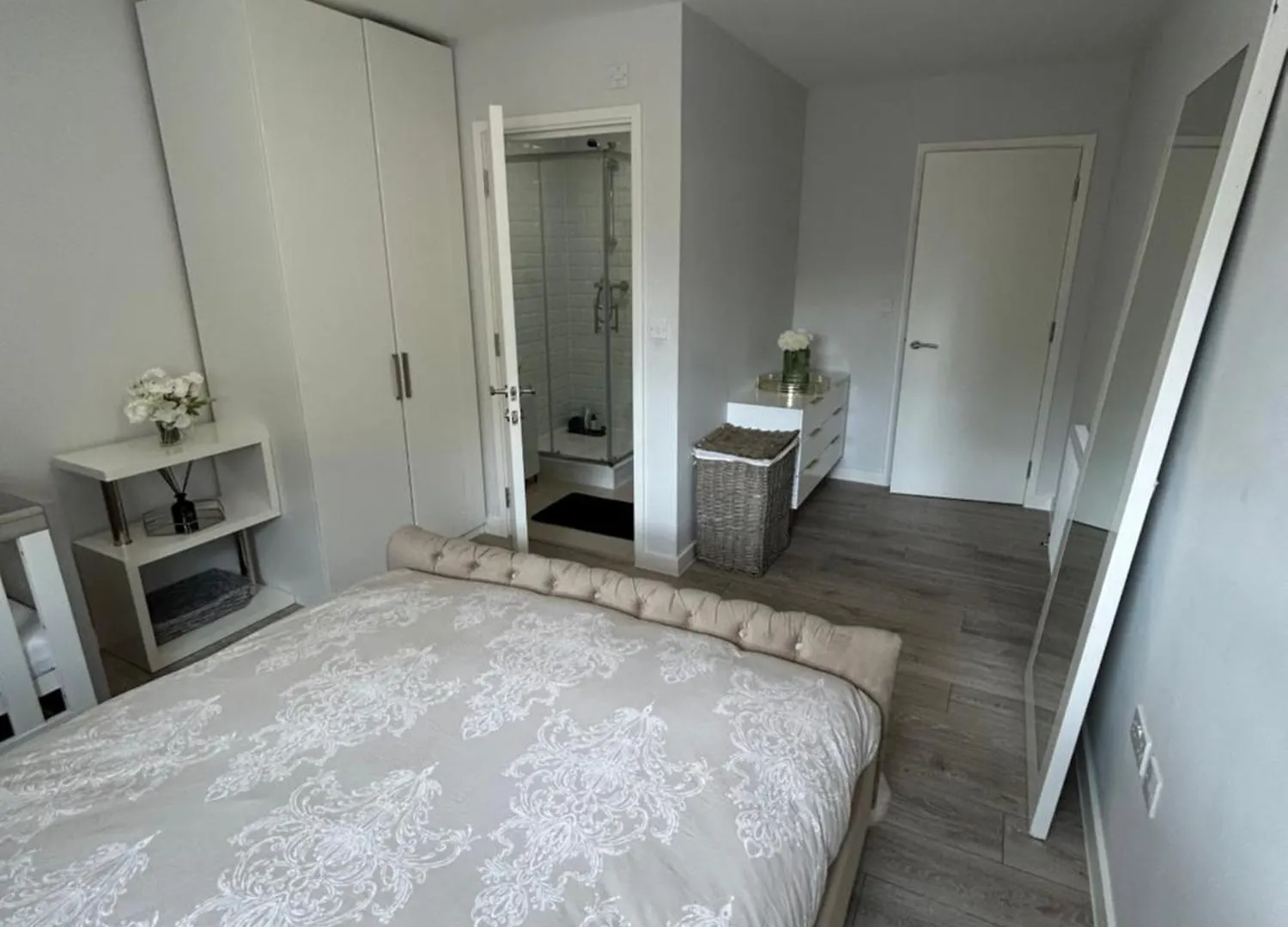 Stylish Meets Luxury! 2 Bed 2 Bath Family Home Dagenham 0*,