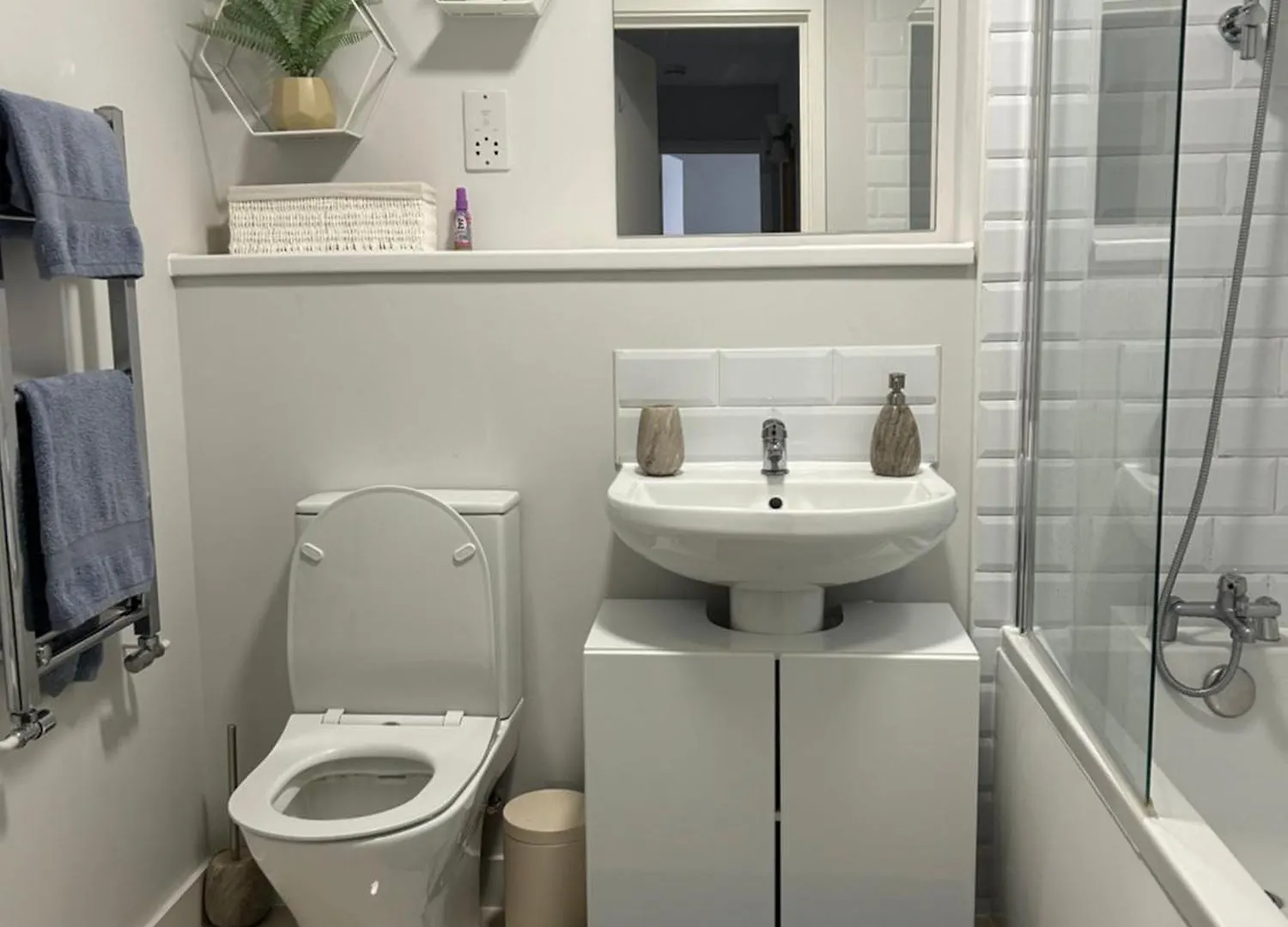 Stylish Meets Luxury! 2 Bed 2 Bath Family Home Dagenham