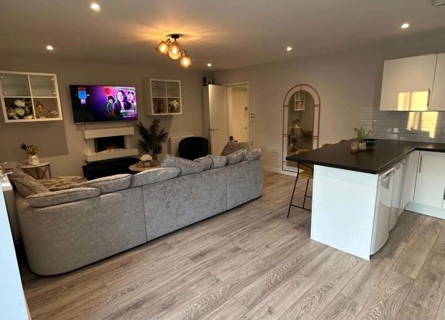 Stylish Meets Luxury! 2 Bed 2 Bath Family Home Dagenham