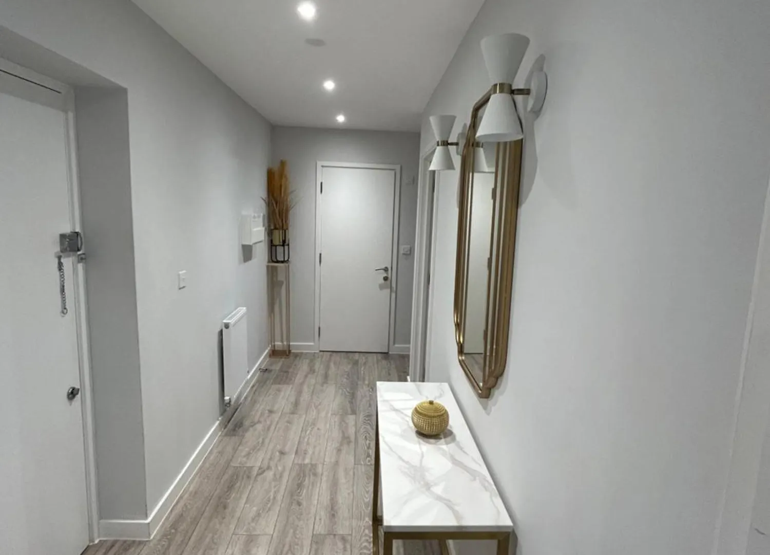 Stylish Meets Luxury! 2 Bed 2 Bath Family Home Dagenham Apartment